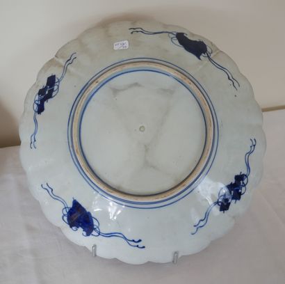 Two porcelain dishes with Imari decoration

D...