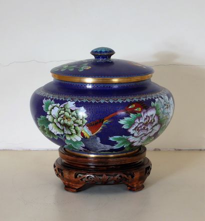 Covered candy box on heel in cloisonné metal...