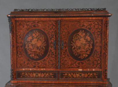 Veneer desk with flower inlays, Dutch work

H...