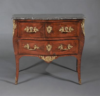 Veneer chest of drawers with three drawers...