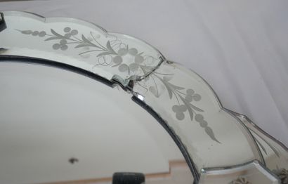 Oval engraved glass, Venice

62 x 40 cm ...