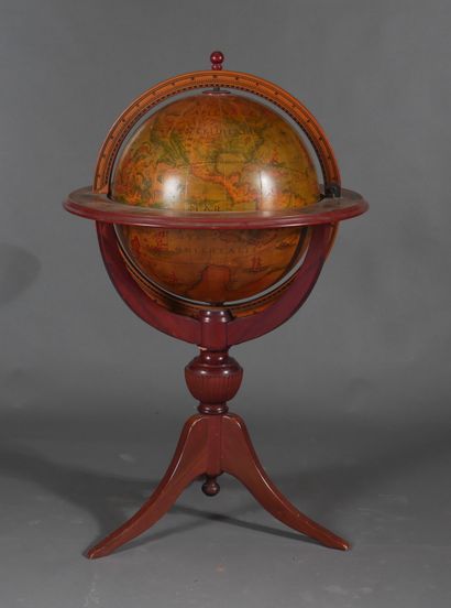 World map bar with lithographed decoration

H...