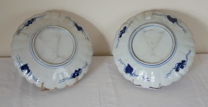 Two porcelain dishes with Imari decoration

D...