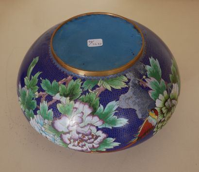 Covered candy box on heel in cloisonné metal...