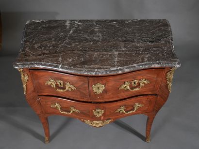 Veneer chest of drawers with three drawers...