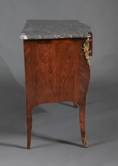 Veneer chest of drawers with three drawers...