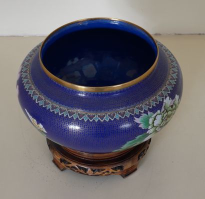 Covered candy box on heel in cloisonné metal...