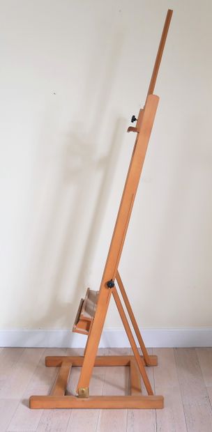 *Natural wood chessboard

H : 205 cm.