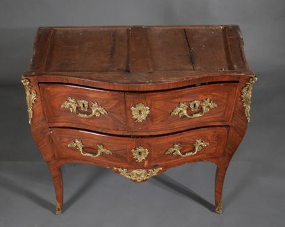 Veneer chest of drawers with three drawers...