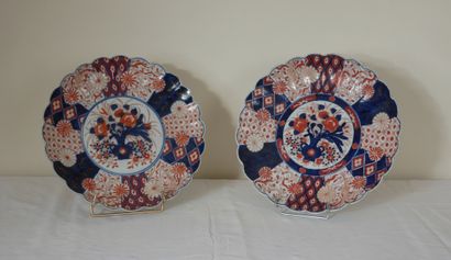 Two porcelain dishes with Imari decoration

D...