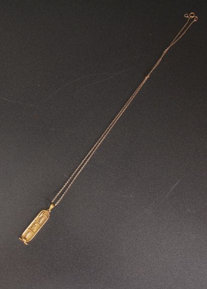 Chaine de cou en or jaune 18k avec un pendentif...