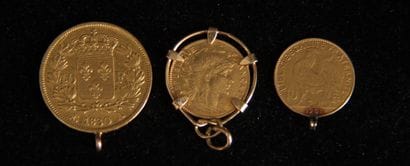Trois pendentifs en or jaune 18k formés de...