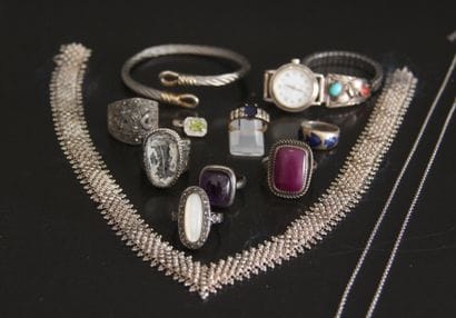 Lot de bijoux dépareillés, montres en argent...