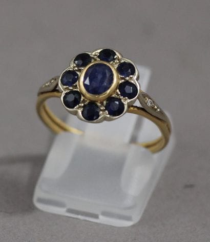 Bague fleur en or jaune 18k sertie de saphirs,...