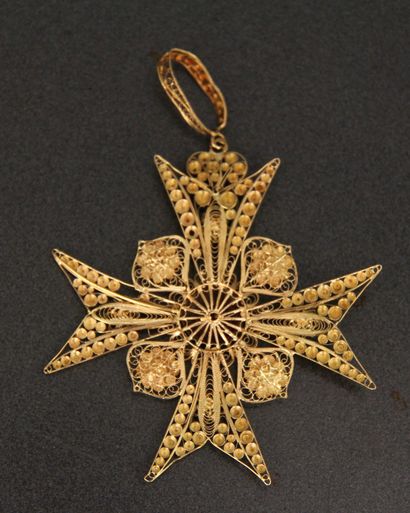 Pendentif croix en or jaune 18k à décor filigranné,...