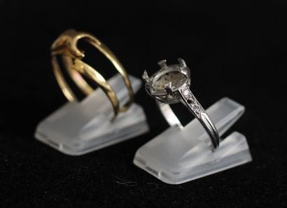 Lot :

- Bague en or jaune 18k formé de deux...
