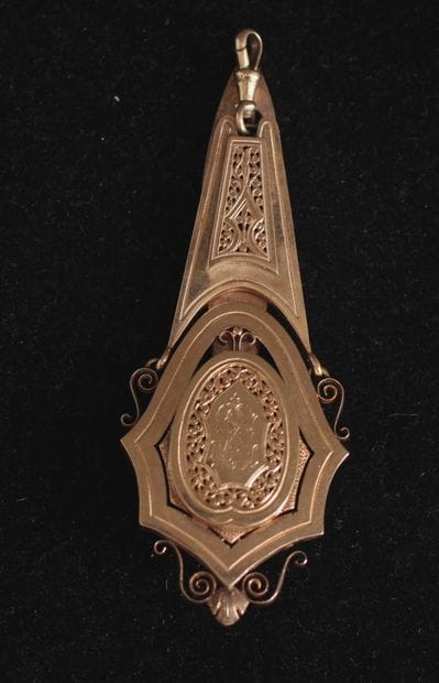 Chatelaine en or jaune 18k chiffrée, attache...