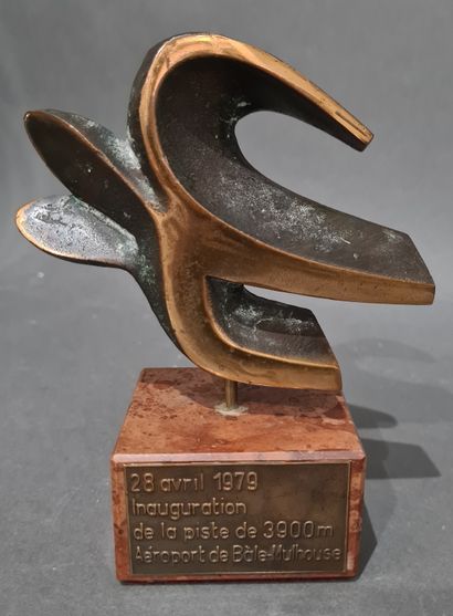 Lot de médailles en bronze et une en argent...