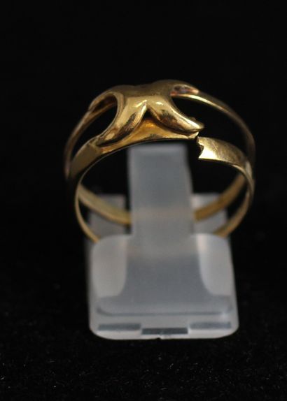 Lot :

- Bague en or jaune 18k formé de deux...