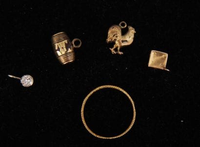 Lot : 

- Un pendentif dé en or jaune 18k,...