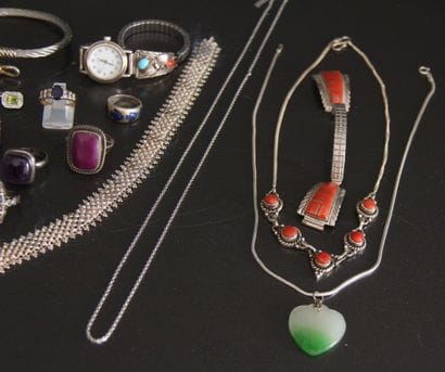 Lot de bijoux dépareillés, montres en argent...