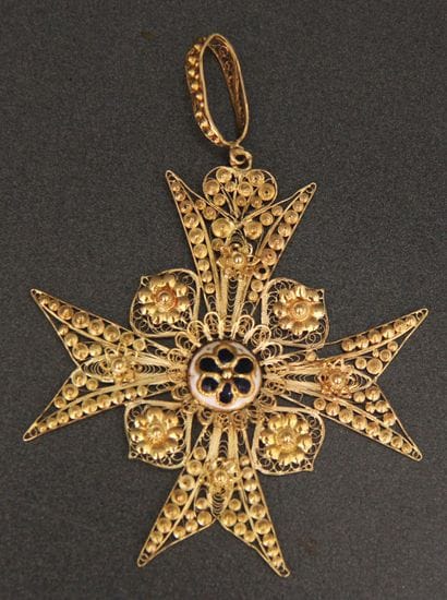 Pendentif croix en or jaune 18k à décor filigranné,...