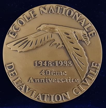Lot de médailles en bronze et une en argent...