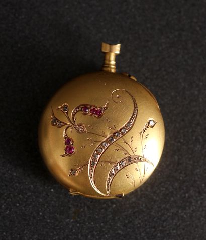 Montre de col en or jaune 18k, le dos à décor...