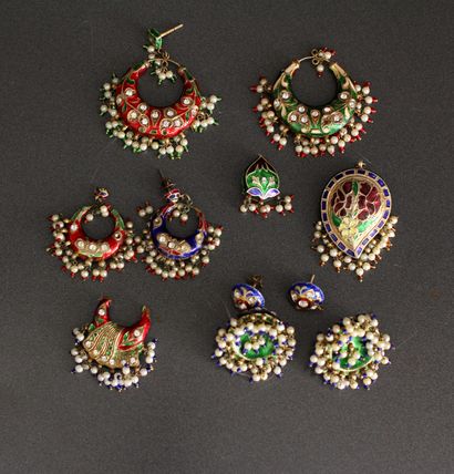 Lot de boucles d'oreilles en métal émaillé...