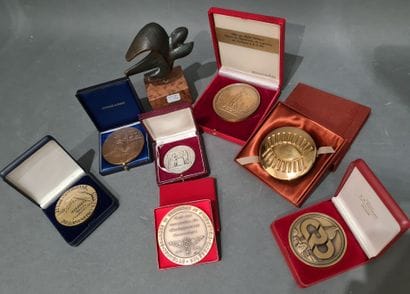 Lot de médailles en bronze et une en argent...