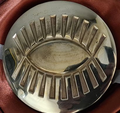 Lot de médailles en bronze et une en argent...