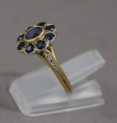 Bague fleur en or jaune 18k sertie de saphirs,...