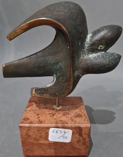 Lot de médailles en bronze et une en argent...
