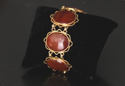Bracelet en or jaune 18k formé de six médaillons...