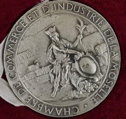 Lot de médailles en bronze et une en argent...