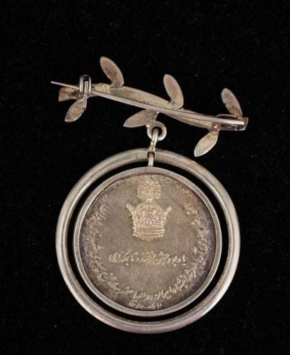 IRAN

Pendentif en métal orné d'une médaille...
