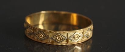 Bracelet rigide trois ors 18k ornés de losanges...