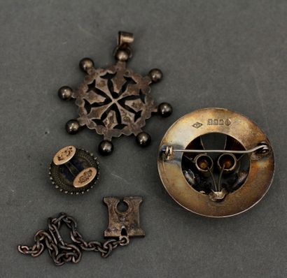 Lot en argent :

- Porte clé M 800°/°°, pds...