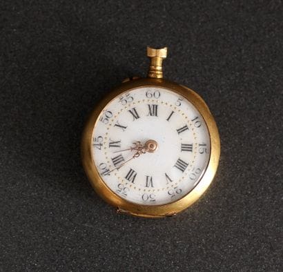 Montre de col en or jaune 18k, le dos à décor...