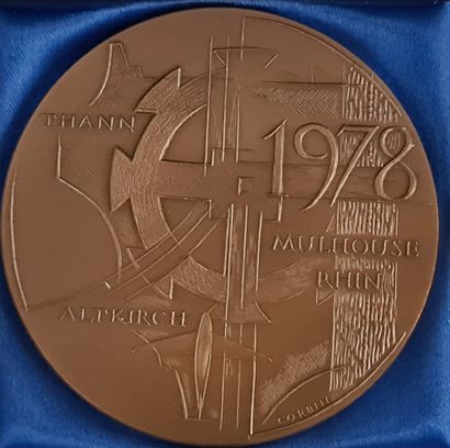 Lot de médailles en bronze et une en argent...