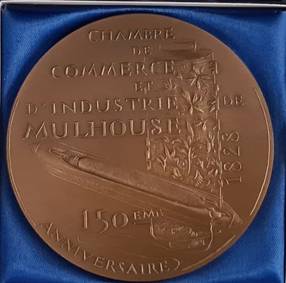 Lot de médailles en bronze et une en argent...