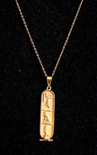 Chaine de cou en or jaune 18k avec un pendentif...