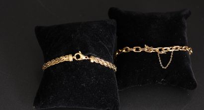Deux bracelets en or jaune 18k, pds : 22,5-9,4...