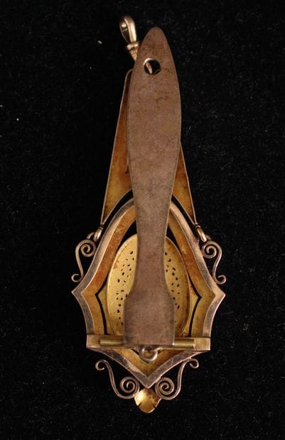 Chatelaine en or jaune 18k chiffrée, attache...