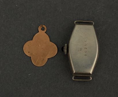 Lot en or 18k :

- pendentif quadrilobé,...