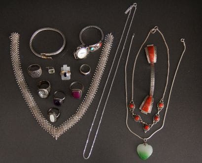 Lot de bijoux dépareillés, montres en argent...