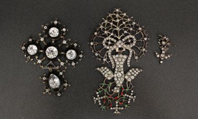 Lot :

- Pendentif Saint Esprit ou croix...