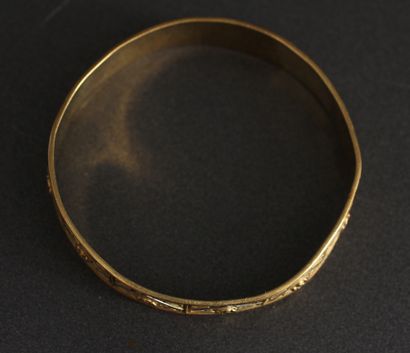 Bracelet rigide trois ors 18k ornés de losanges...