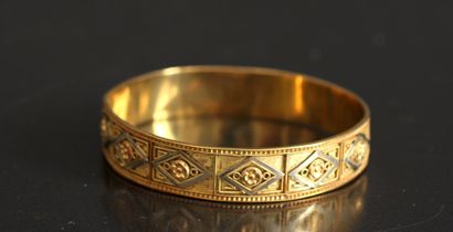 Bracelet rigide trois ors 18k ornés de losanges...