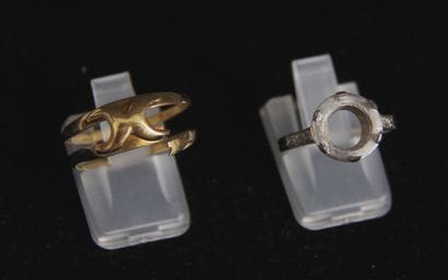 Lot :

- Bague en or jaune 18k formé de deux...